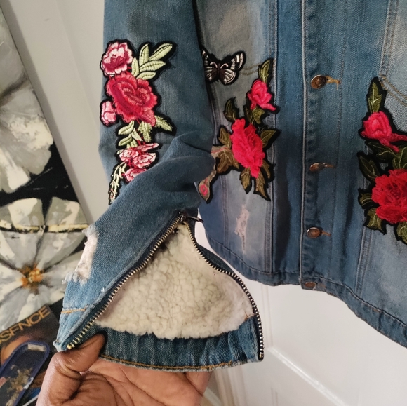 BooHoo Man FULLY BORG LINED DENIM JACKET WITH BADGES - Picture 5 of 9